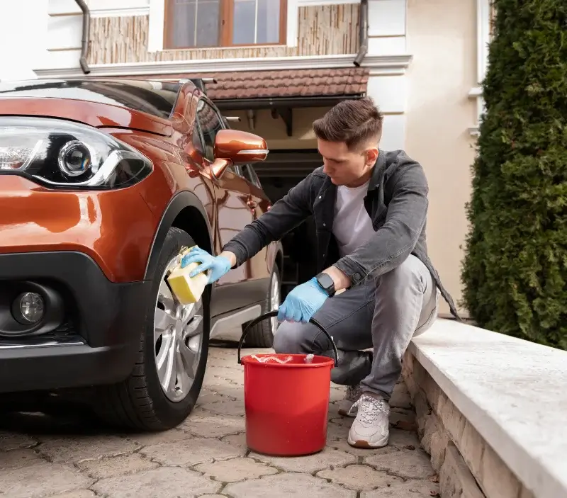 Lavage auto à domicile Saint-Antoine-du-Rocher : professionnel intervenant sur un véhicule